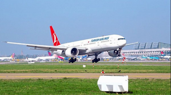 GfL übergibt Gutachten für die Teilerneuerung der Start- und Landebahn am Flughafen Stuttgart