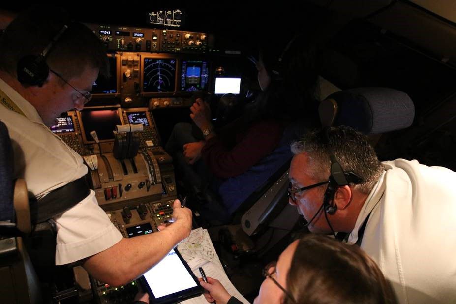 Piloten prüfen online multi-kriterielle Trajektorienoptimierungen im Flug (© Boeing)