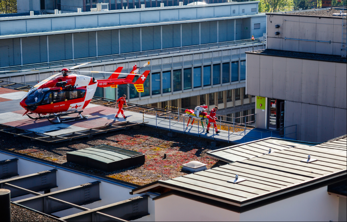 Helicopter flight operations on rooftop helipads at USZ (© Universitätsspital Zürich)