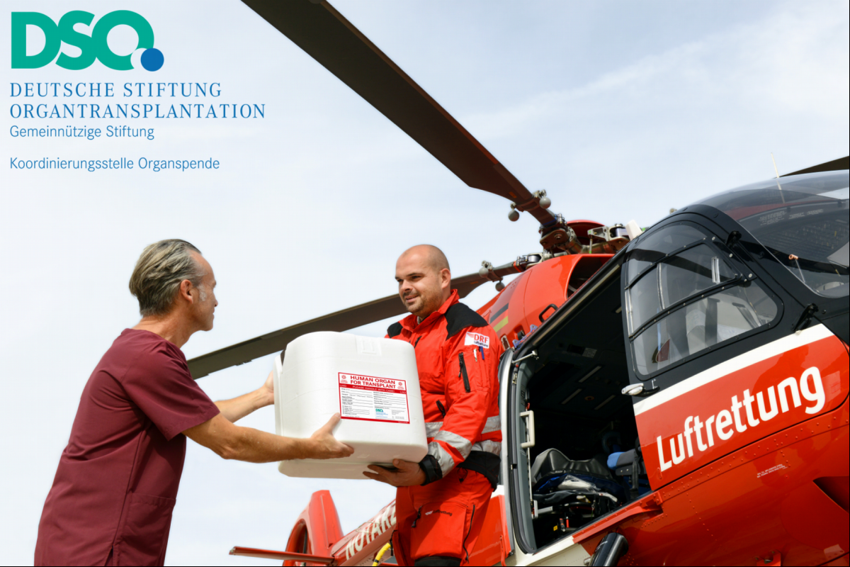 Delivery of an organ transport box to the crew of a helicopter of the DRF Luftrettung (© DSO)